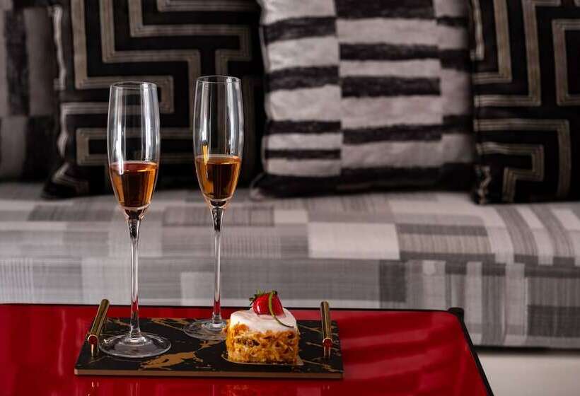 سوئیت با وان آب گرم, Saint Sin Suites  Adults Only