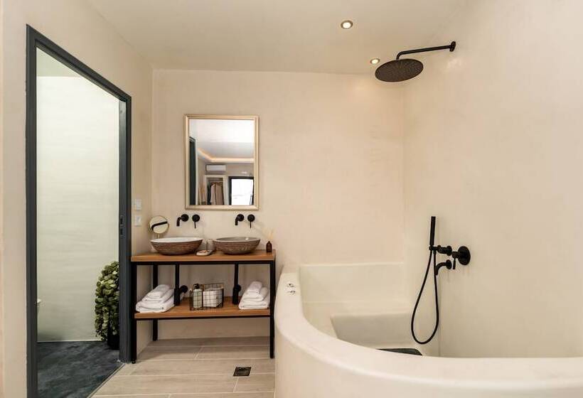 سوئیت با وان آب گرم, Saint Sin Suites  Adults Only