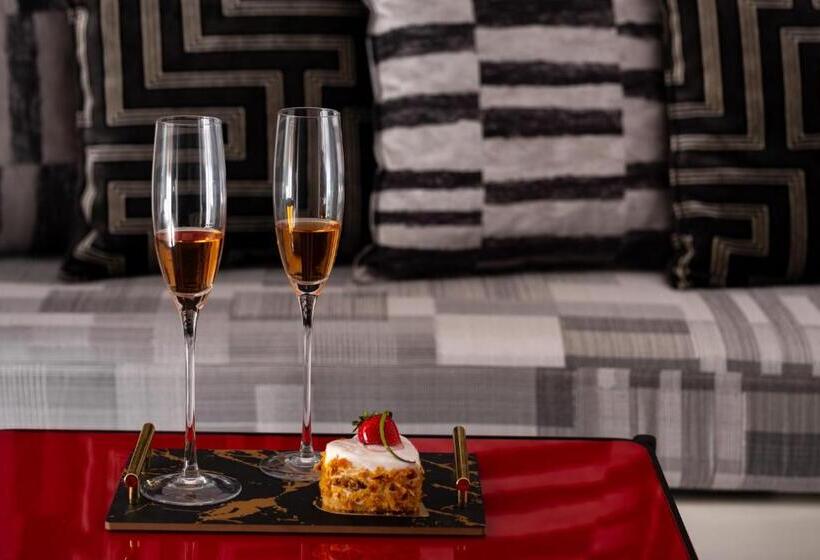 سوئیت با وان آب گرم, Saint Sin Suites  Adults Only