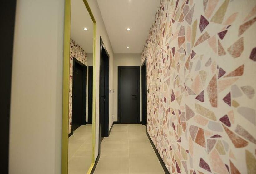 اتاق استاندارد با بالکن, The Lion Rooms
