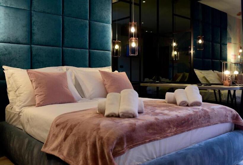 اتاق استاندارد با بالکن, The Lion Rooms