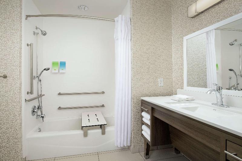 اتاق اجرایی با تخت بزرگ, Wyndham Flint Mi Grand Blanc Bishop Airport Conference Ct