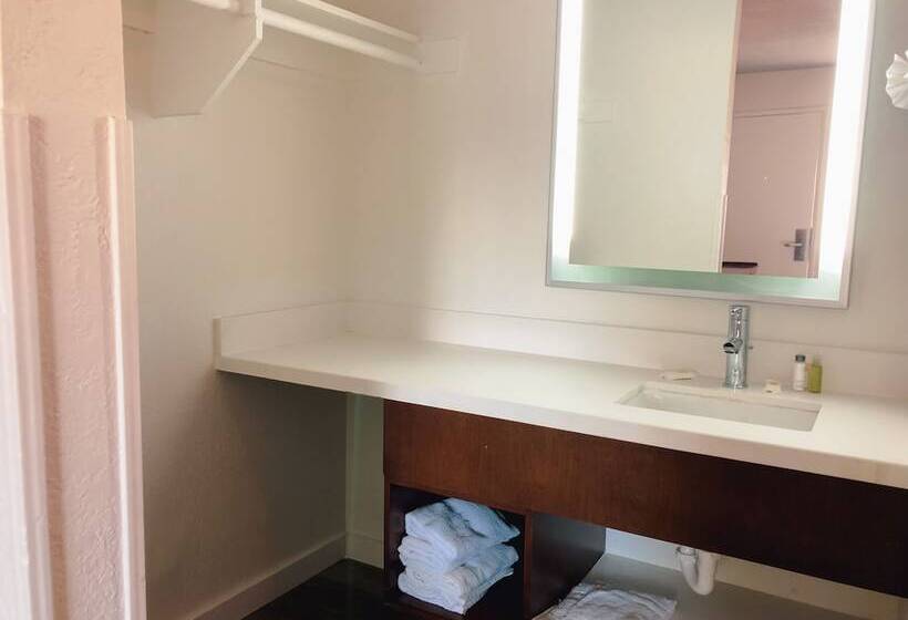 اتاق استاندارد, Super 8 By Wyndham San Jose Airport