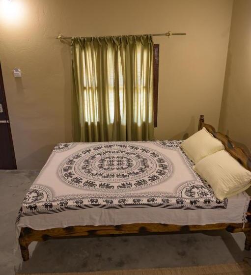 اتاق لوکس, Tharu Community Lodge