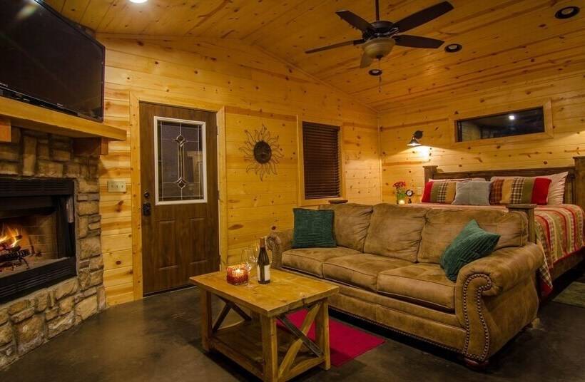 کابین, Sunsettin Cabin With Fireplace, Free Wifi, And Parking Onsite By Redawning