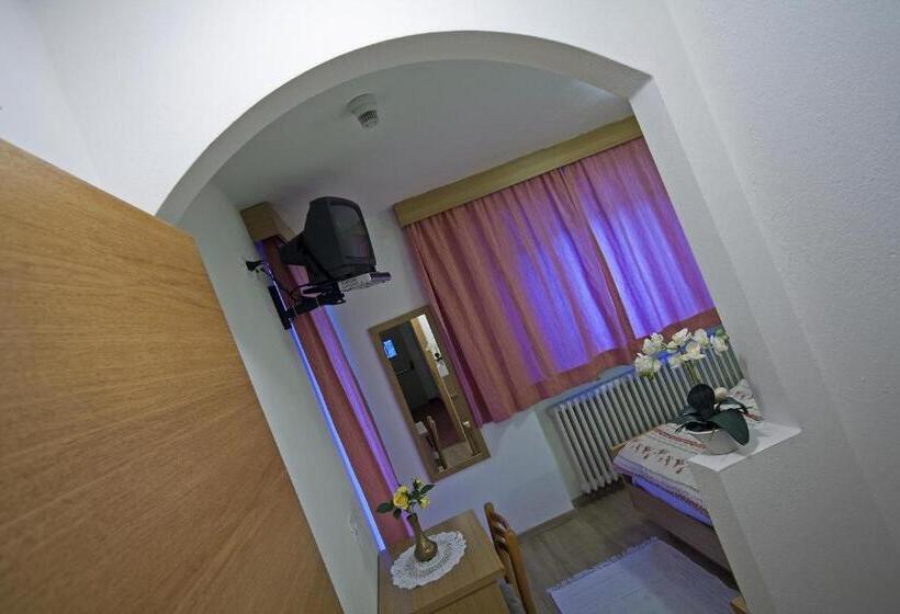 اتاق استاندارد یک نفره, La Molinella