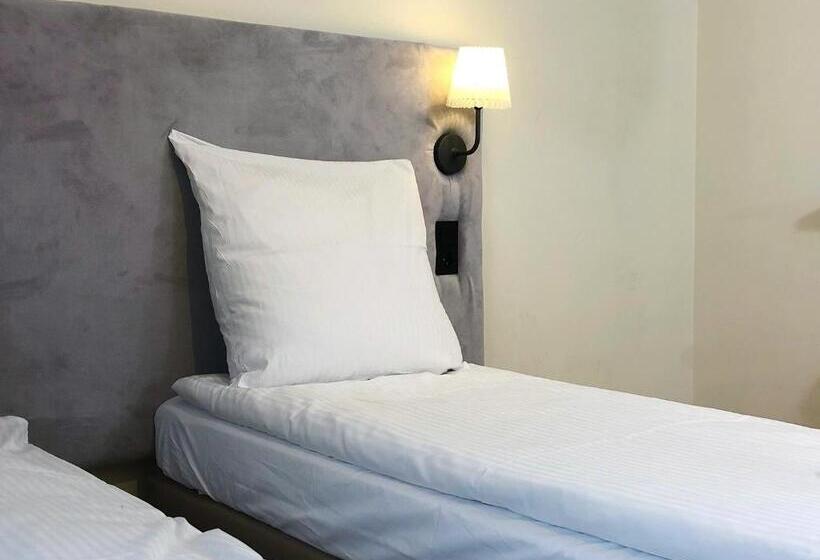 استودیوی استاندارد, Residence Apart