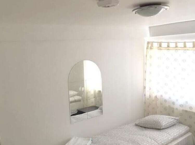 اتاق استاندارد سه تخته با سرویس بهداشتی مشترک, Gabriel Guesthouse