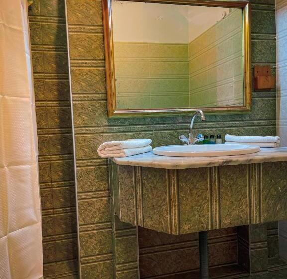 اتاق استاندارد یک تخته با بالکن, Rock City Resort