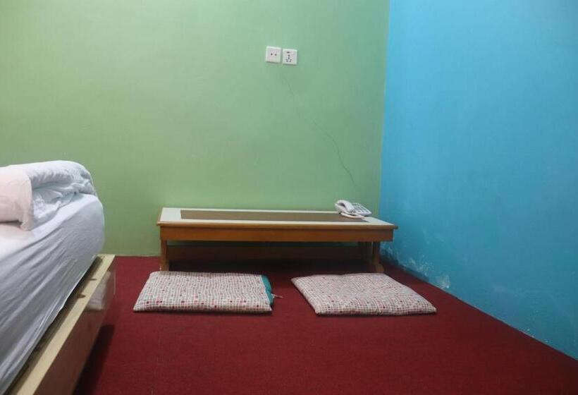 اتاق استاندارد با سرویس بهداشتی مشترک, Young S Stupa