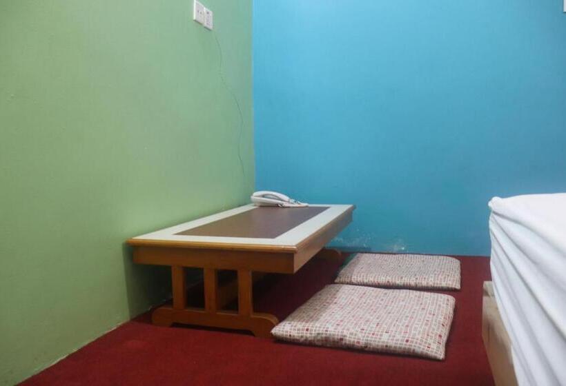 اتاق استاندارد با سرویس بهداشتی مشترک, Young S Stupa