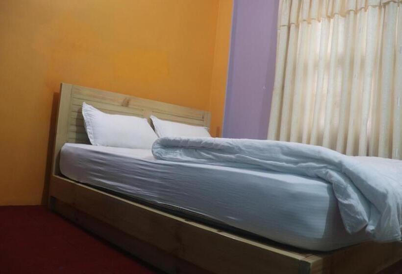 اتاق استاندارد با سرویس بهداشتی مشترک, Young S Stupa