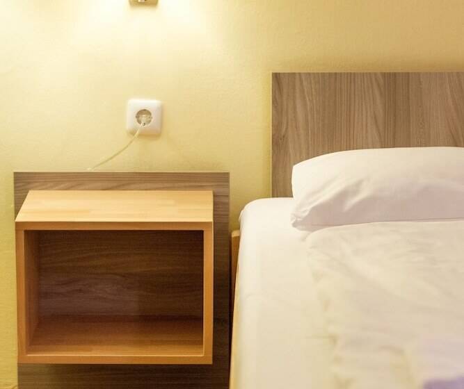 اتاق استاندارد با سرویس بهداشتی مشترک, Euro Youth Hotel   Campus Accommodation