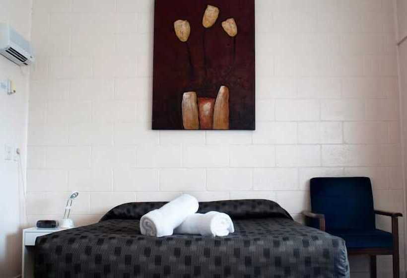 اتاق با امکانات پایه که برای افراد درگیر محدودیت حرکتی متناسب سازی شده است., Feilding Motel