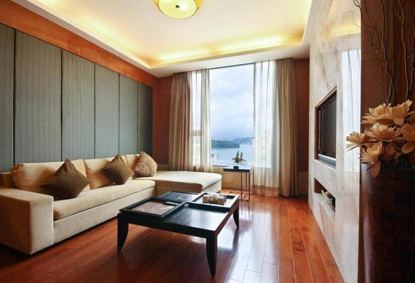 سوییت لوکس, Einhan Resort