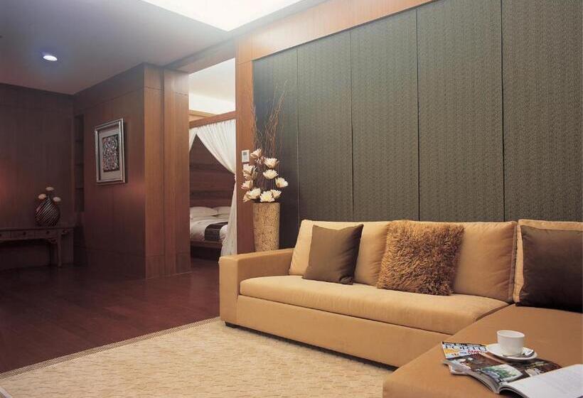سوییت لوکس, Einhan Resort
