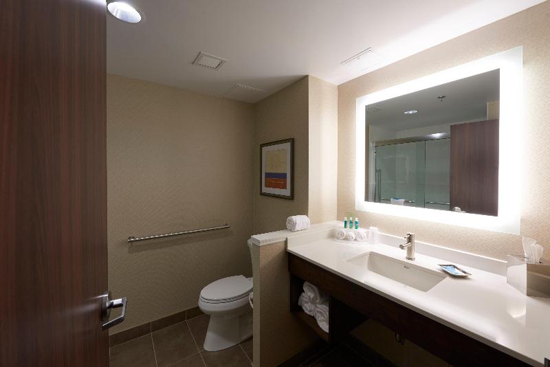 اتاق استاندارد با تخت دو نفره بزرگ, Holiday Inn Express & Suites St. John S Airport
