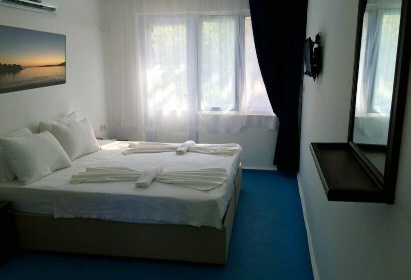 Economy Triple Room, Marvel Beach
