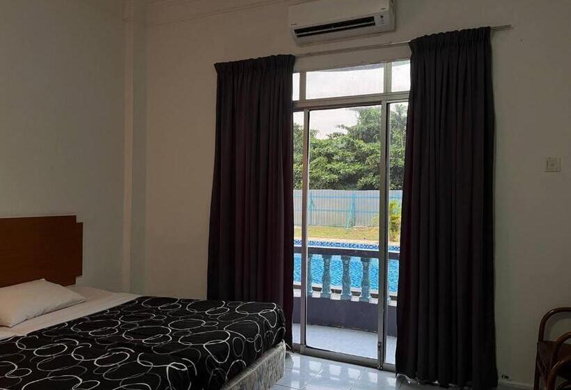 اتاق استاندارد با چشم‌انداز استخر, Suria Beach Resort