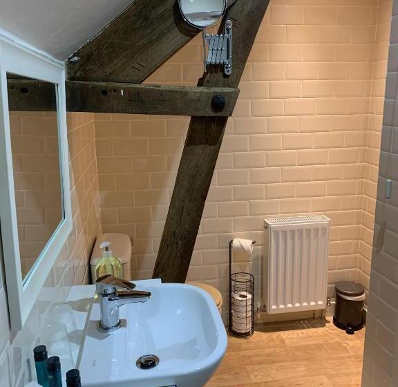 اتاق سوپریور با تخت بزرگ, The Bell Inn