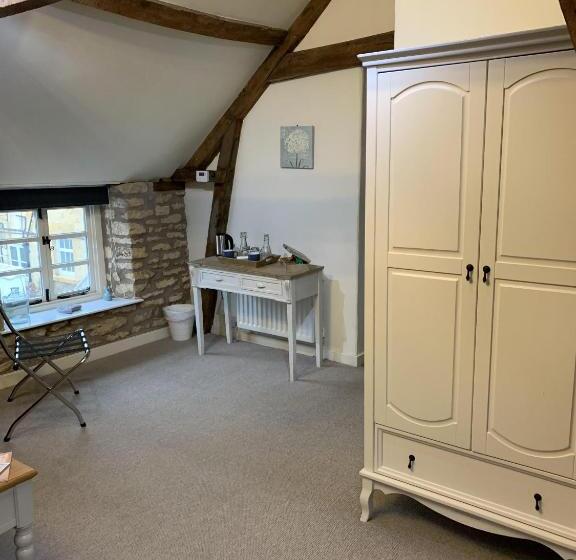 اتاق سوپریور با تخت بزرگ, The Bell Inn