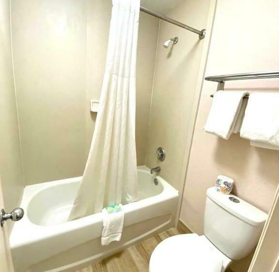 اتاق لوکس با تخت بزرگ, Regency Inn