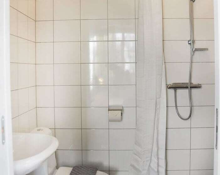 اتاق استاندارد سه نفره, Slite Badhotell