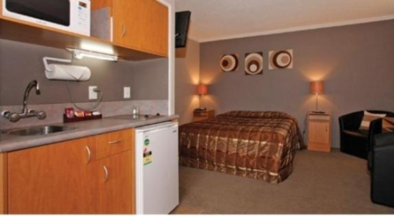 استودیو خانوادگی, Kiwi Studios Motel
