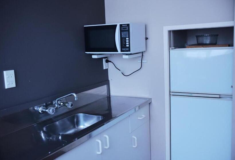 استودیو خانوادگی, Kiwi Studios Motel