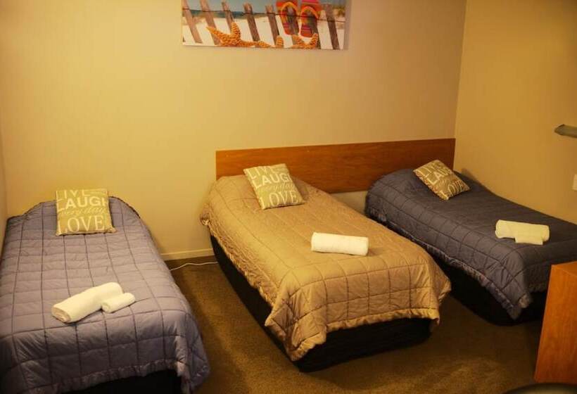 استودیو خانوادگی, Kiwi Studios Motel