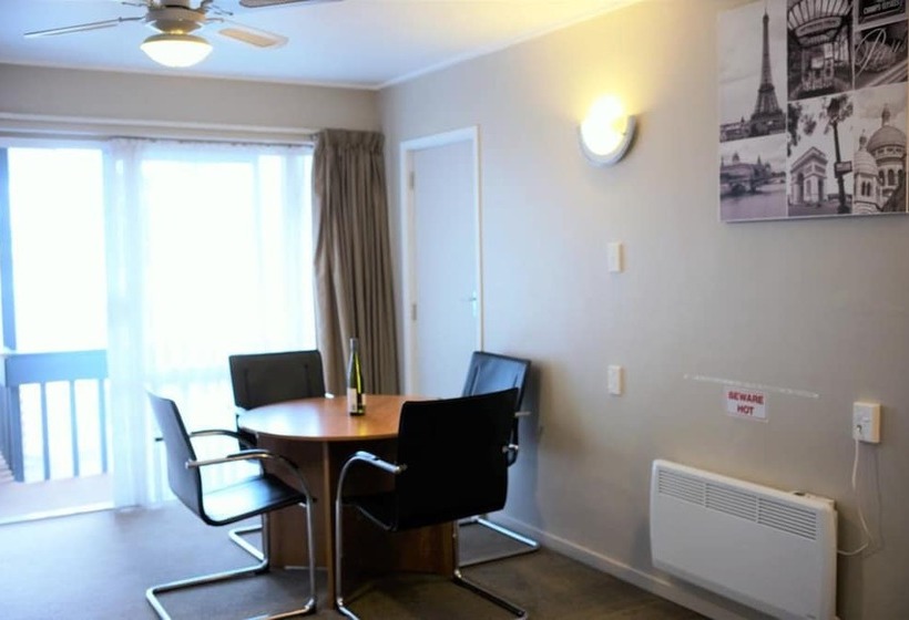 استودیو خانوادگی, Kiwi Studios Motel