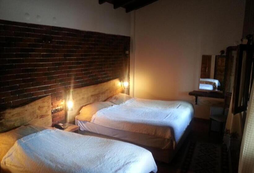 اتاق استاندارد سه نفره, Amazon Petite Palace