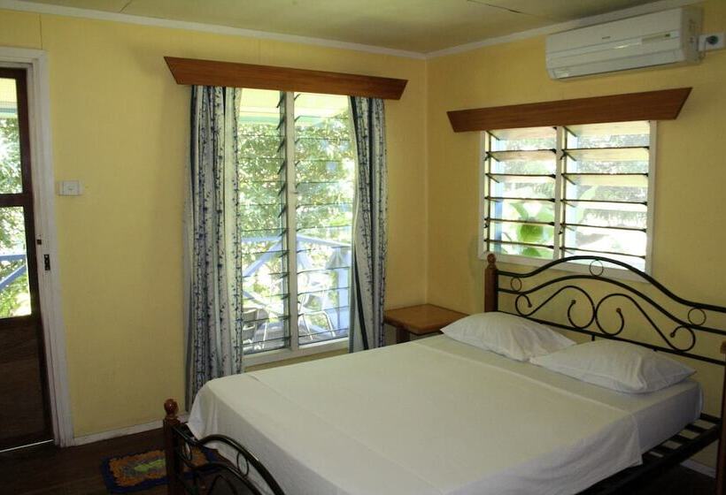 Deluxe Room, Ratu Kini Backpackers And Dive Resort