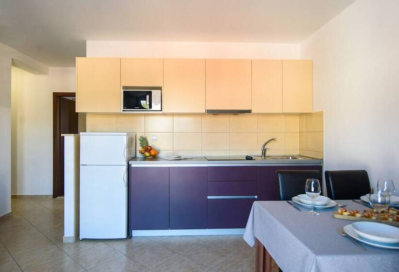 سوئیت راحتی, California Apartments