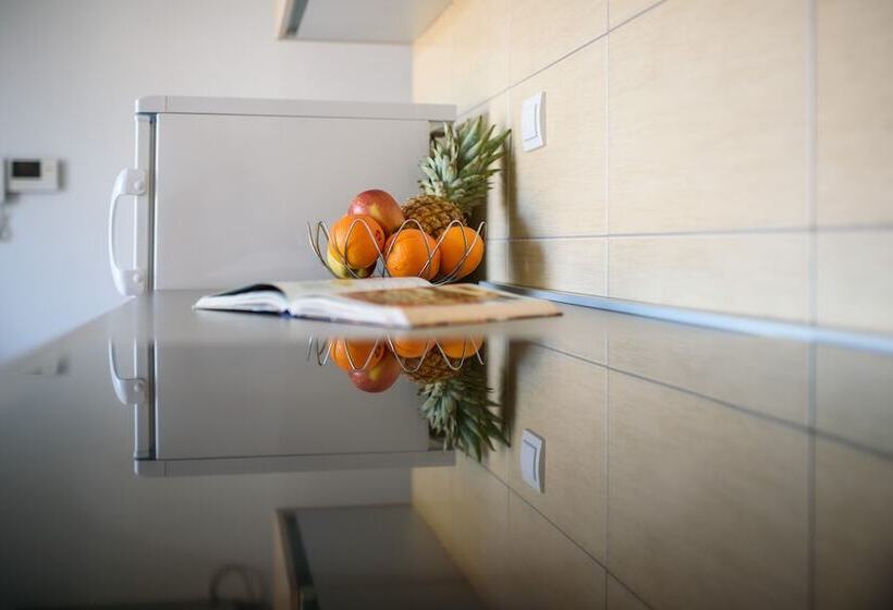 سوئیت راحتی, California Apartments