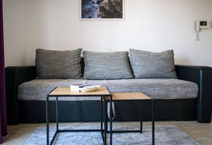 سوئیت راحتی, California Apartments