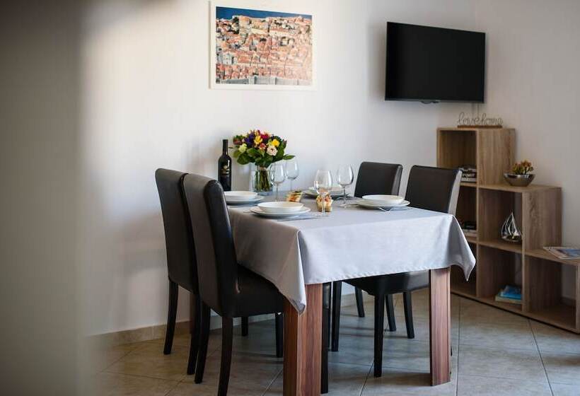 سوئیت راحتی, California Apartments