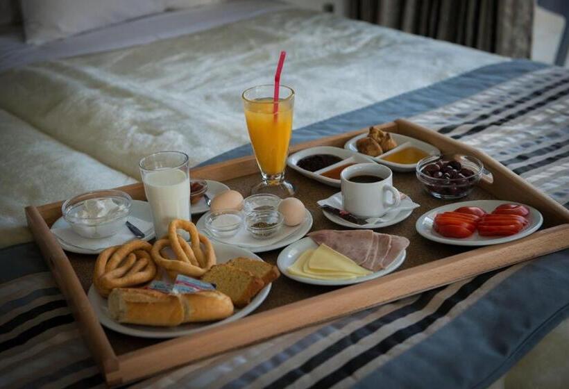 شقة غرفة واحدة, Mantinia Bay