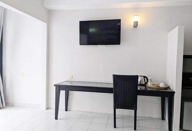 اتاق لوکس با چشم‌انداز استخر, Mary Beach Hotel & Resort