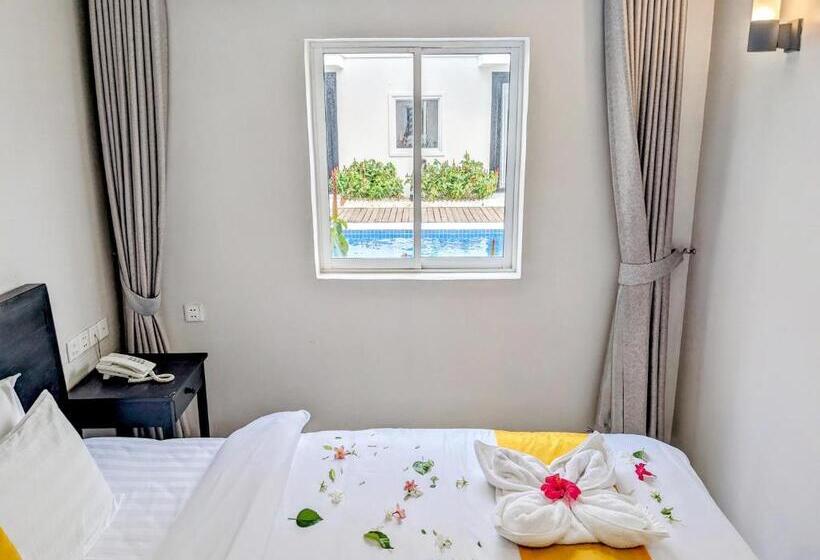 اتاق لوکس با چشم‌انداز استخر, Mary Beach Hotel & Resort