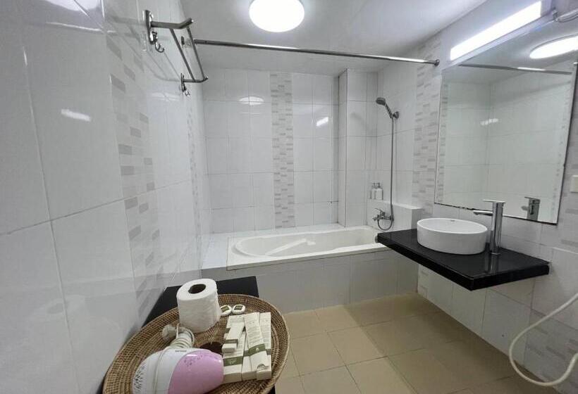 اتاق لوکس با چشم‌انداز استخر, Mary Beach Hotel & Resort