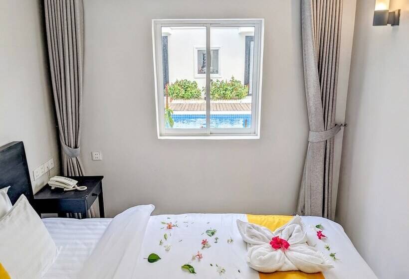 اتاق لوکس با چشم‌انداز استخر, Mary Beach Hotel & Resort