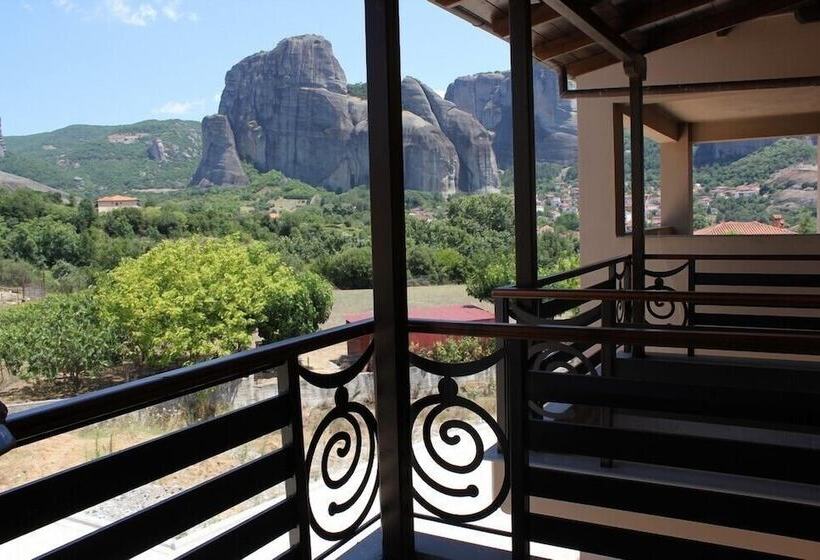 3 Bett Standardzimmer mit Ausblick, Grand Meteora