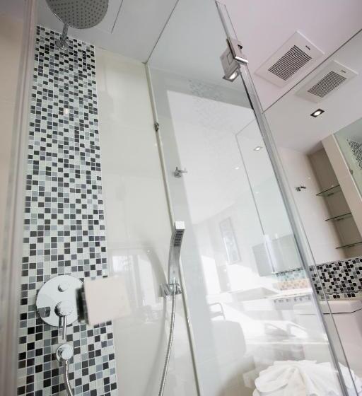 اتاق لوکس با چشم‌انداز دریا, Serenotel Pattaya