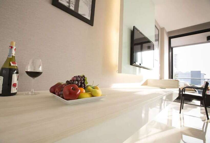 اتاق لوکس با چشم‌انداز دریا, Serenotel Pattaya