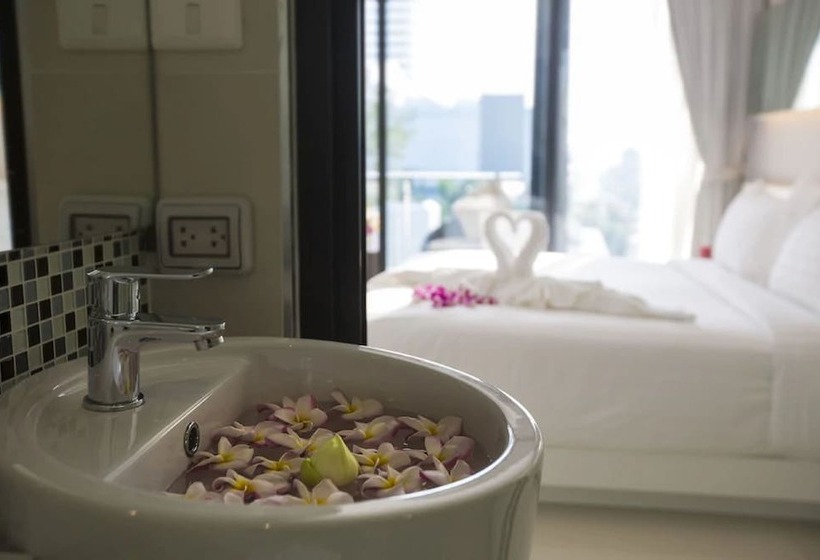 اتاق لوکس با چشم‌انداز دریا, Serenotel Pattaya