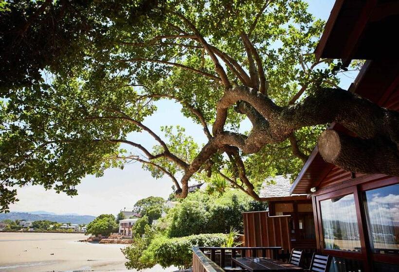 کلبه ییلاقی, Under Milkwood Resort
