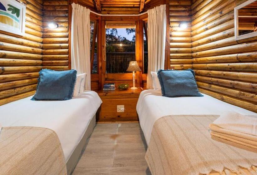 کلبه ییلاقی, Under Milkwood Resort