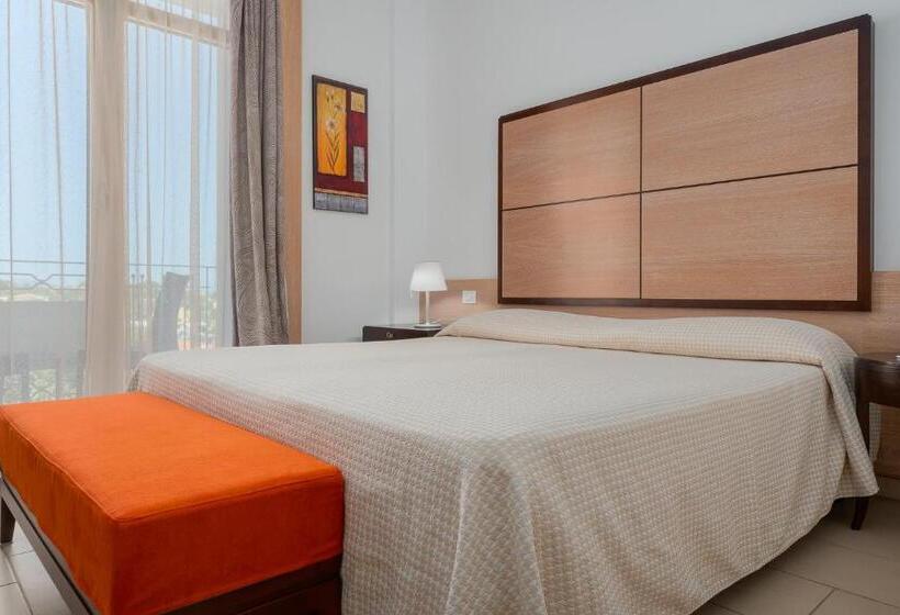اتاق اساندارد با چشم‌انداز جانبی به دریا, The Pelican Beach Resort & Spa  Adults Only