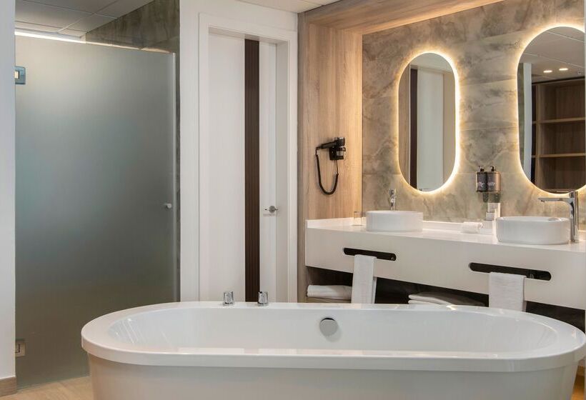 سوییت جونیور با چشم‌انداز استخر, Serenade All Suites - Adults Only Resort